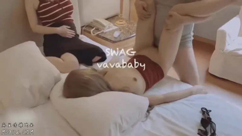 Ngồi nhìn xem gã chồng xoạc bạn thân