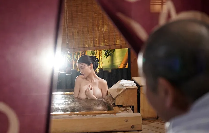 Vợ sắp cưới của con trai bị bố ông chồng nhìn trộm khi đang tắm rồi đụ đến mang thai